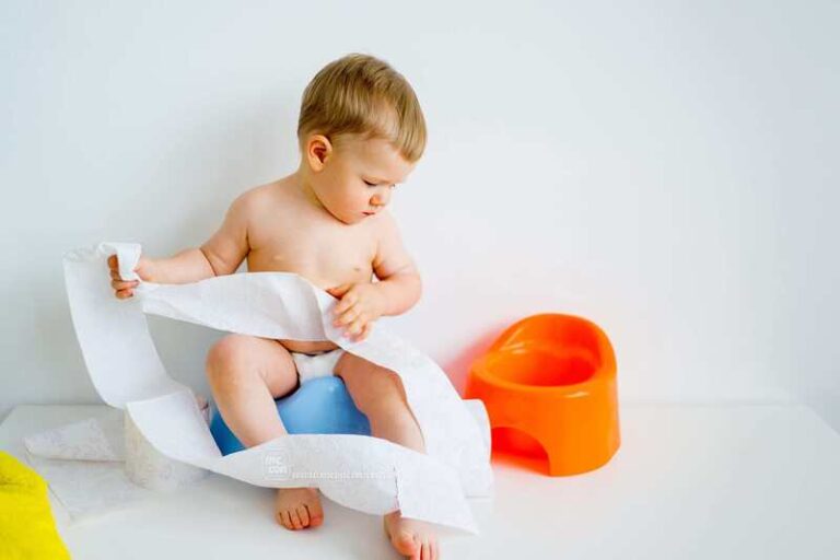 trẻ uống sữa công thức bị táo bón phải làm sao